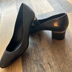 DKNY Womens Black Elie Leather Closed Toe Classic Pumps

Size 8.5